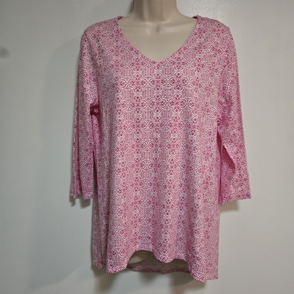 Chico's Size 1 (M) Pink Medallion Print 3/4 Sleeve V-Neck Hi-Lo Knit Top EUC